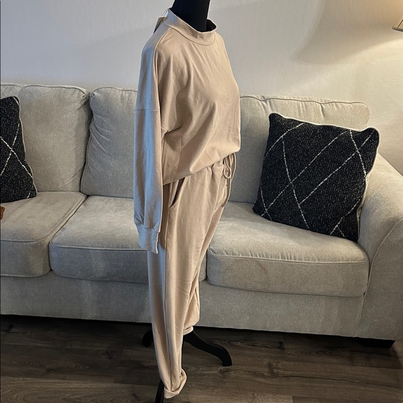 Beige Lounge Set - Picture 6 of 9